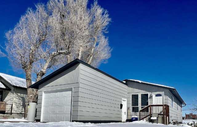 Updated 4 Bed, 2 Bath Ranch with Finished Basement photos photos