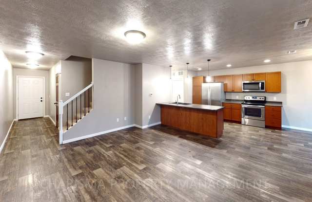 SPACIOUS 3 BEDROOM TOWNHOME!! Gallery 2