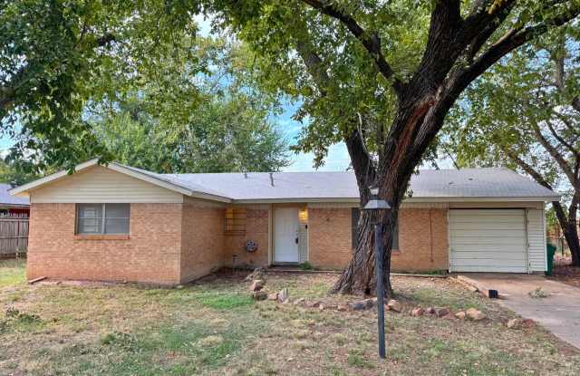 Charming 3 Bed 1 Bath in Burkburnett, TX photos photos