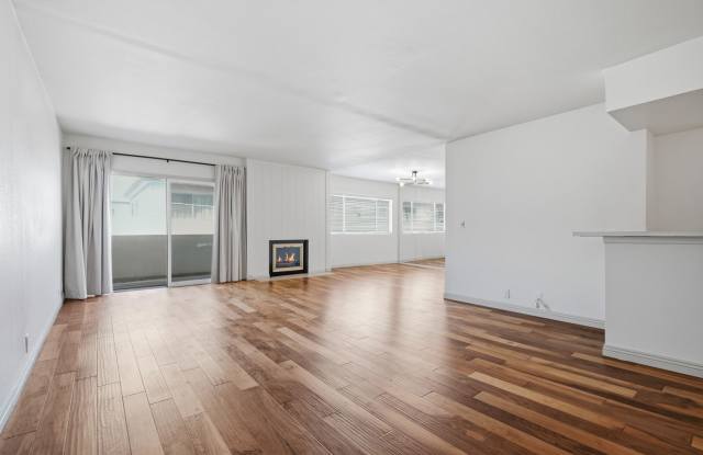 Prime L.A. Location Steps from Beverly Hills | 2 BR / 2.5 BA Home-Like Condo Gallery 4
