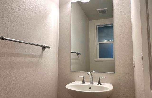Modern 4BR / 4.5BA Four-Story Home with City Views, Pet Friendly Gallery 4