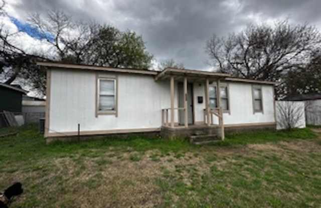 NEWLY UPDATED 3 BEDROOM HOUSE IN SULPHUR FOR RENT!!! - 909 West Wynnewood Avenue, Sulphur, OK 73086