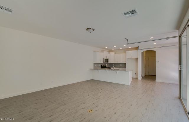 2670 N HERITAGE Street Gallery 4