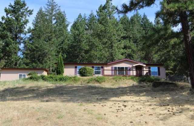 3 Bedroom Home with Amazing Views - 1503 East Sixth Avenue, Sutherlin, OR 97479
