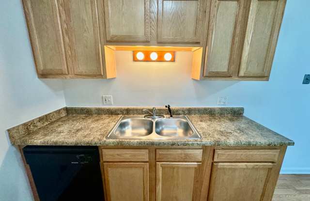 2nd floor, Remodeled 1 Bd. Greenway Park - Free Rent until November 1st!! Gallery 4