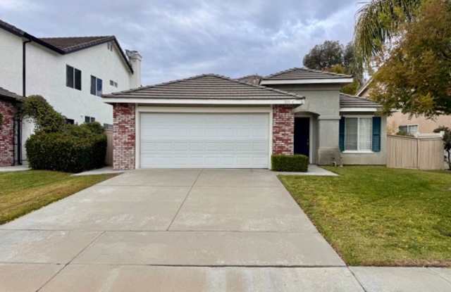 Charming 3 Bedroom, 2 Bathroom South Temecula Home with Spacious Backyard - 32034 Corte La Puenta, Temecula, CA 92592
