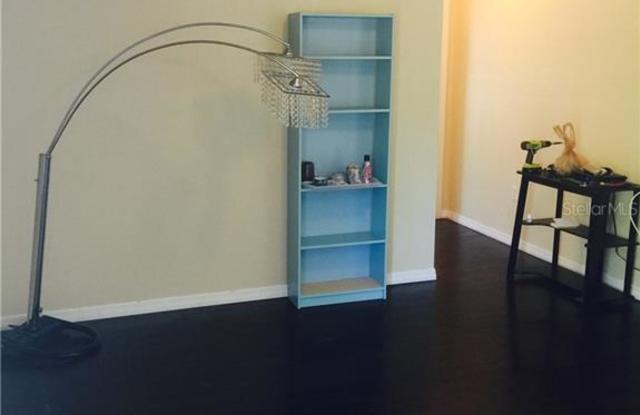 4102 N OLA AVENUE Gallery 2