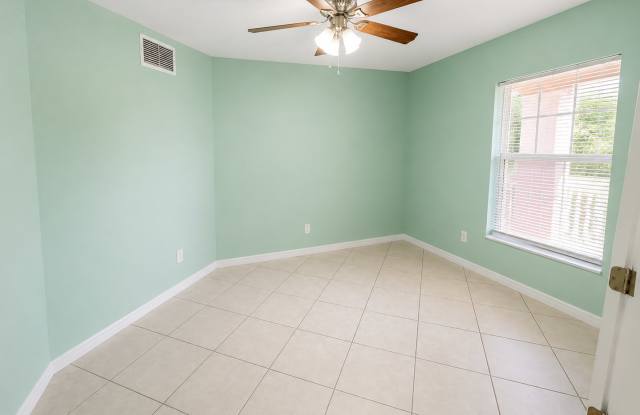 SPACIOUS 3Bd / 2 Ba SINGLE FAMILY HOUSE AVAILABLE Gallery 3