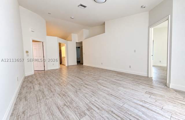 8754 SW 215th Ter Gallery 1