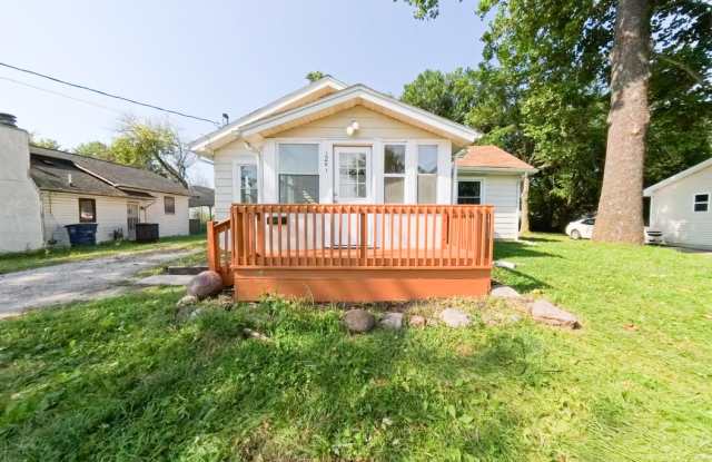 Cozy 3 Bedroom 1 Bathroom- Located near blank park zoo Gallery 1