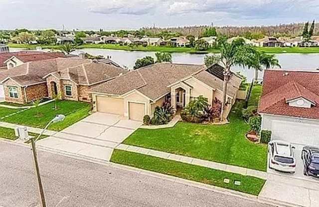Captivating 4 Bedroom, 2 bath Pool/Lake home Gallery 1