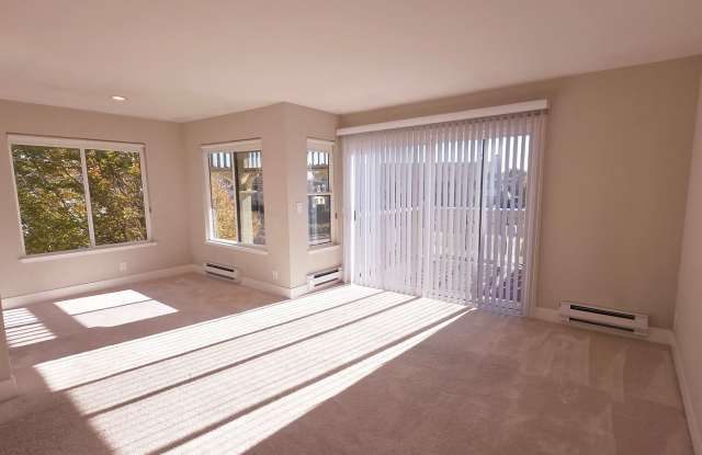 Top Floor Condo Unit - 160 Lakeshore Court, Richmond, CA 94804
