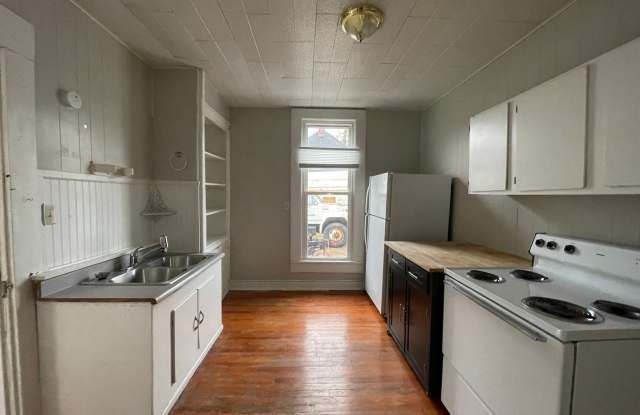 2 Bedroom Home with Natural Light and Extra Storage, Close to Campus: In-Unit Washer/Dryer + LOFT Gallery 3