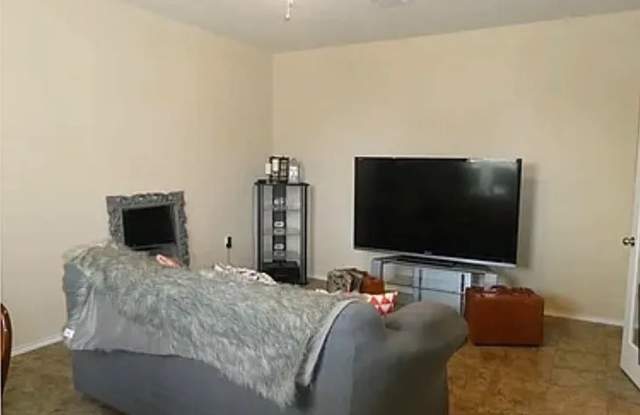 Room in 3 Bedroom Home in Austin Gallery 4