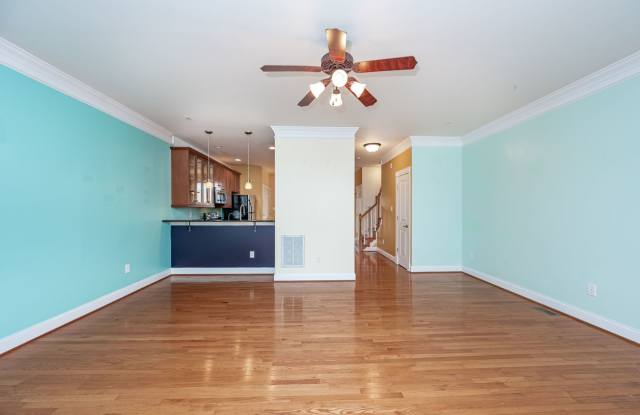 Modern 3BR/2.5BA Oregon Hill Townhome with 2-Car Garage — Walk to VCU & James River — $2,550/mo! Gallery 4