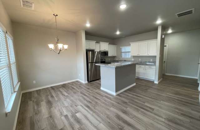 FABULOUS TOWNHOME IN NW LUBBOCK - 3B/3.5B/2G Gallery 3