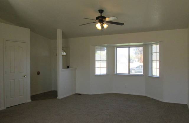 THREE BEDROOM HOME IN LEAVITT LAKE FOR RENT Gallery 4