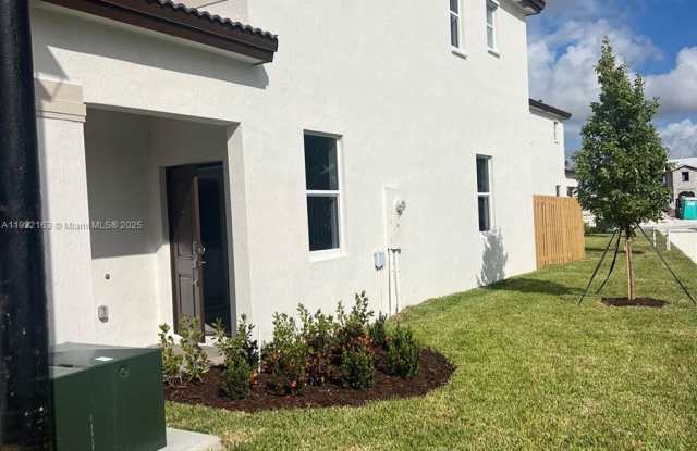 2633 Southeast 27th Drive - 2633 Southeast 27th Drive, Homestead, FL 33035