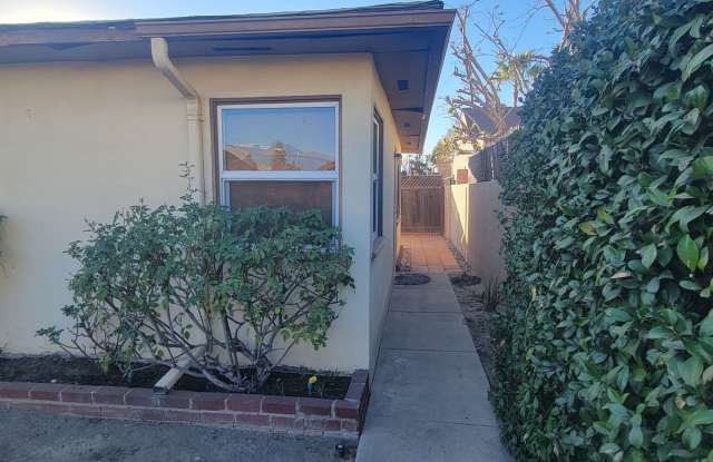Beautifully updated BACK house with separate yard - Alley Access. - 2038 North Brighton Street, Burbank, CA 91504