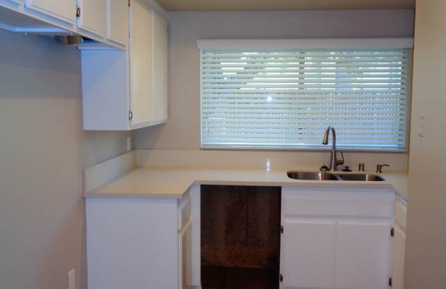 2 Bed 1.5 Bath Condo, with Central AC in Whittier-Attached 2 Car Garage - 5563 Pioneer Boulevard, Whittier, CA 90601