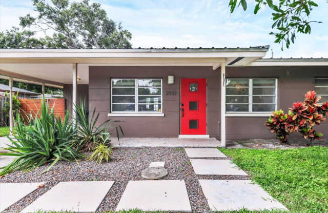 Charming 3 Bed/2 Bath + Den Home in Ringling Park – Minutes to Downtown Sarasota! Gallery 3