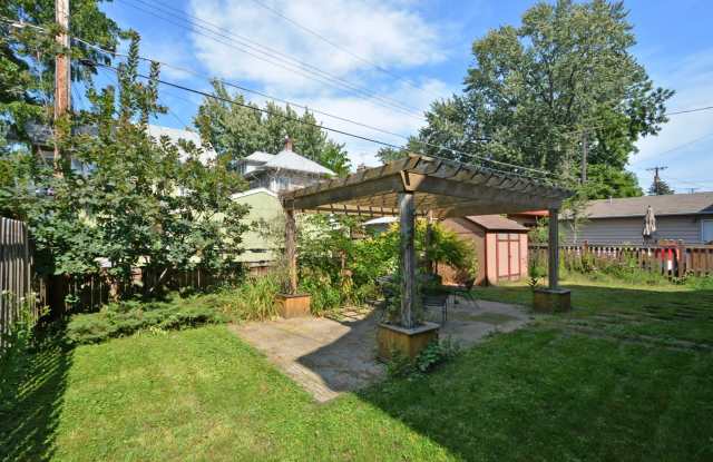 Charming 4BR Duplex in Merriam Park - Available 9/11! Gallery 4