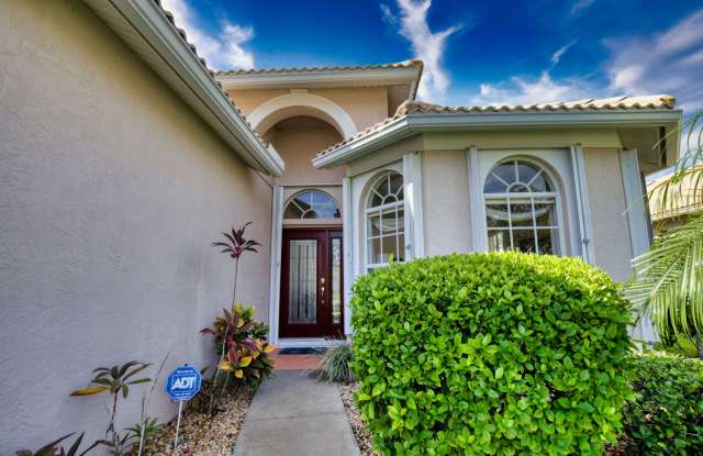 Seasonal Short-Term Single Family Pool Home in Pelican Pointe Golf & Country Club! Gallery 4