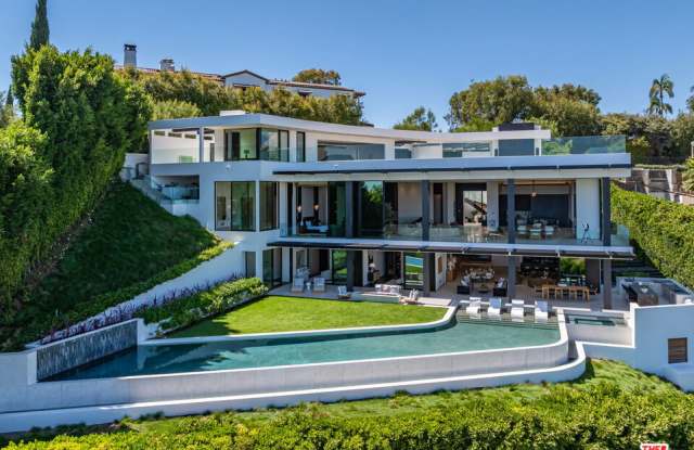 9364 Beverlycrest Drive Gallery 1