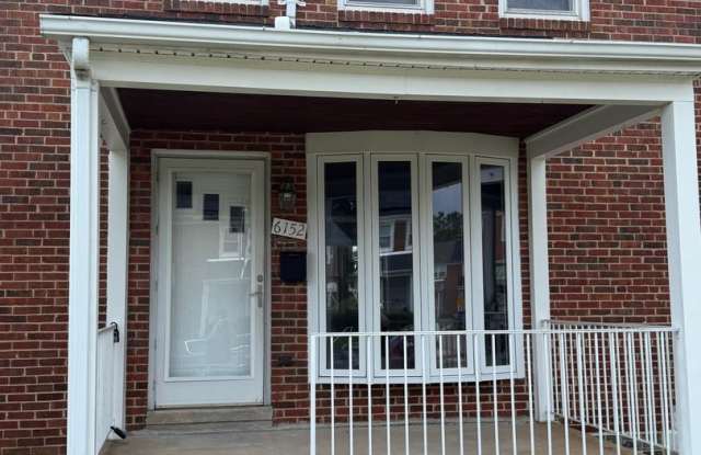 Updated Glen Oaks Townhome with Finished Basement and Modern Features photos photos