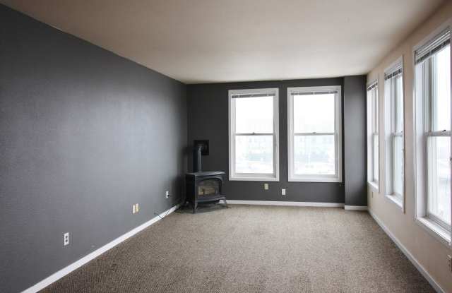 Spacious one bedroom, one bath apartment in town. Gallery 3