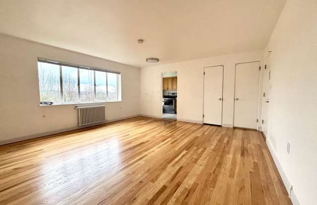 1 BR/1 BA bright and spacious condo in East Queen Anne. Gallery 3