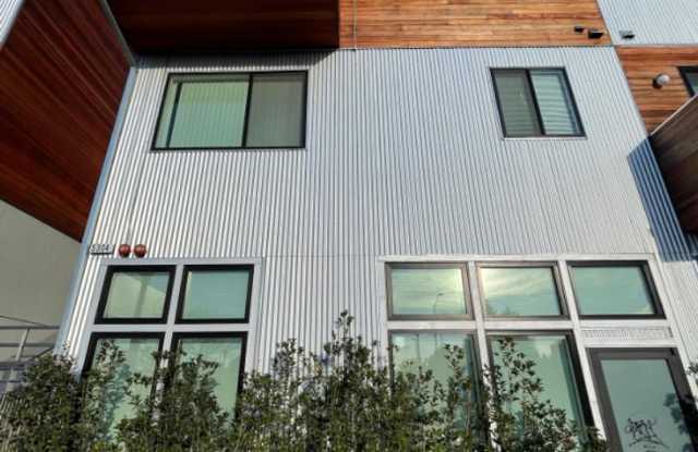 2 Bedroom 2.5 Bath With View In Desirable City of Emeryville, Ca.! Gallery 1