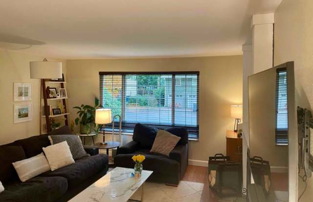 4 BEDROOM KIRKLAND HOME | REMODELED INTERIOR | 2-CAR GARAGE Gallery 3