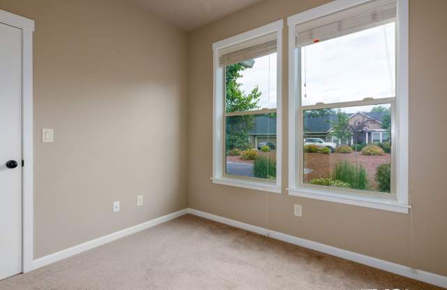 Modern Living with A/C and Double Garage! Gallery 4
