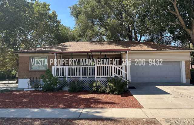852 Canyon Road - 2 photos photos