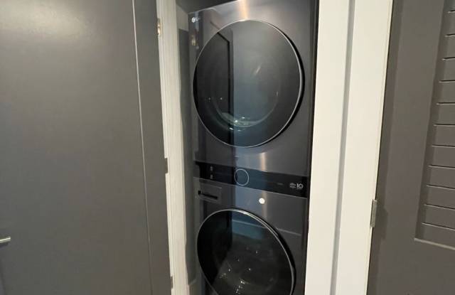 Charming 1 Bedroom-No Broker Fee Gallery 4