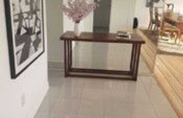 10450 Wilshire Boulevard Gallery 4