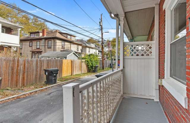 Bright 2 Bedroom, 1.5 Bath Home in Allison Hill! Gallery 3