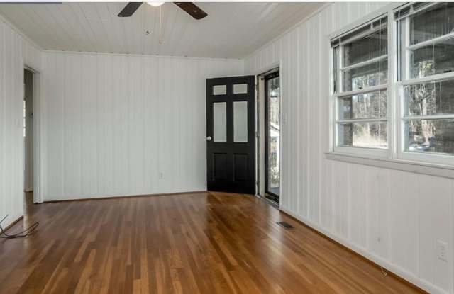 3 bedroom, 2 bath - with a huge backyard and a walk in basement Gallery 3