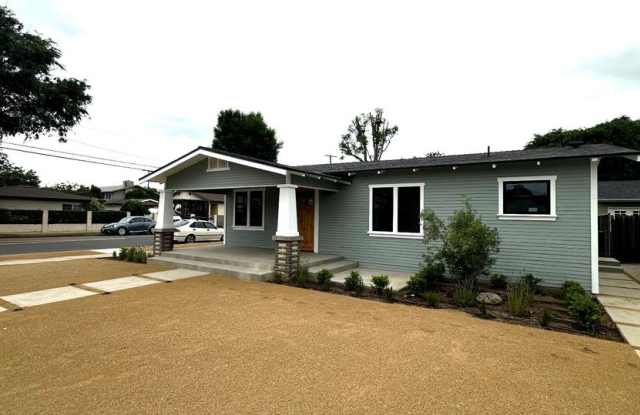 Craftsman Charmer 2 Bedroom 1 1/2 bath (Back yard not included) photos photos