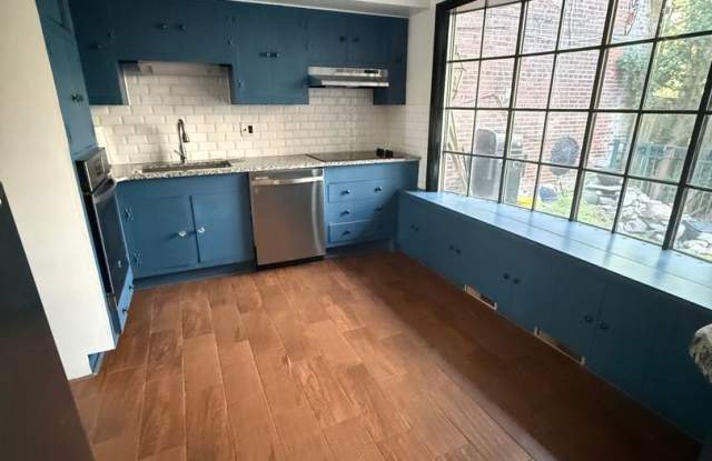 Beautiful 4 BR, 1.5 Bath Townhouse w/off street parking Gallery 3