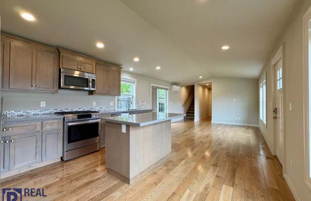 Spacious & Modern 3BR/2BA Home in Quiet Hillsboro Neighborhood Gallery 3