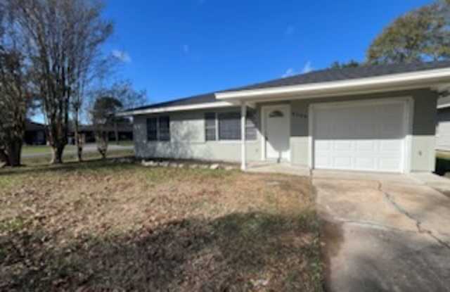 4 Bedroom, 2 Bath, Nederland - 2328 Elgin Avenue, Nederland, TX 77627