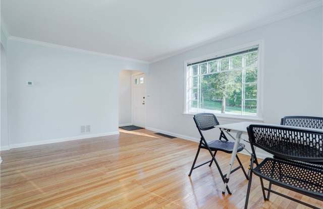 15 Maple Street Gallery 4