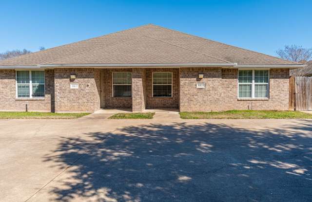 Available for January Move in! 3 Bedroom 3 Bathroom Duplex with Fenced Yard! - 3819 Oldenburg Lane, College Station, TX 77845