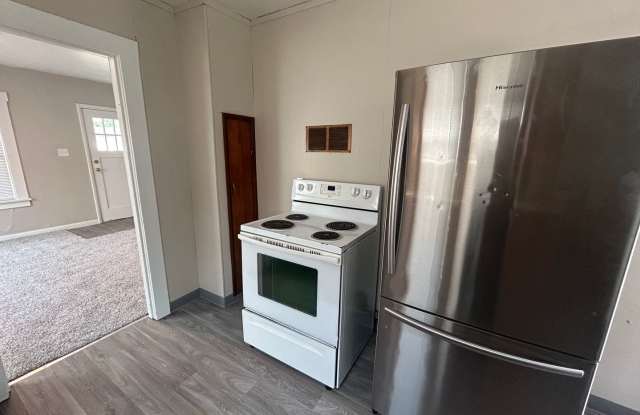 Beautifuly updated 2 Bedroom home with back yard Gallery 3
