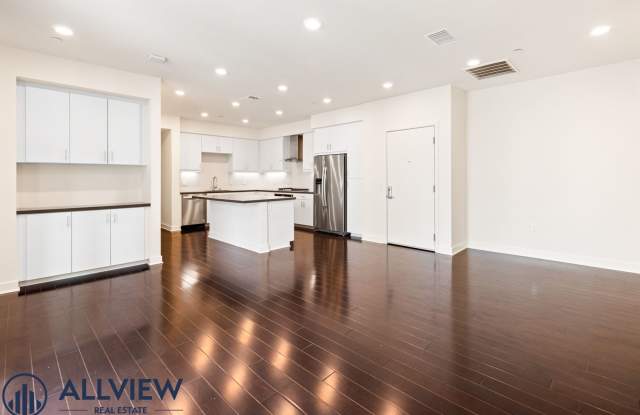 Welcome to this modern 2 bed/2 bath home at The Central Park West! Gallery 4