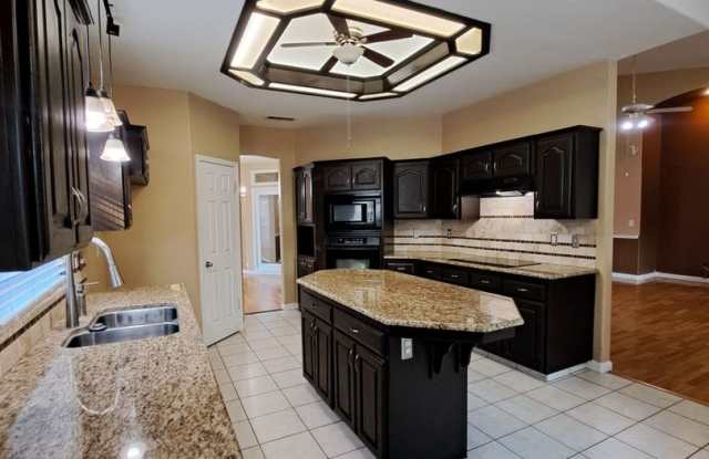 Move in Special: Half OFF your 1st Month's Rent! Elegant 4 Bedroom Home w/ Upstairs Loft Move in Ready! - 7760 North Gregory Avenue, Fresno, CA 93722