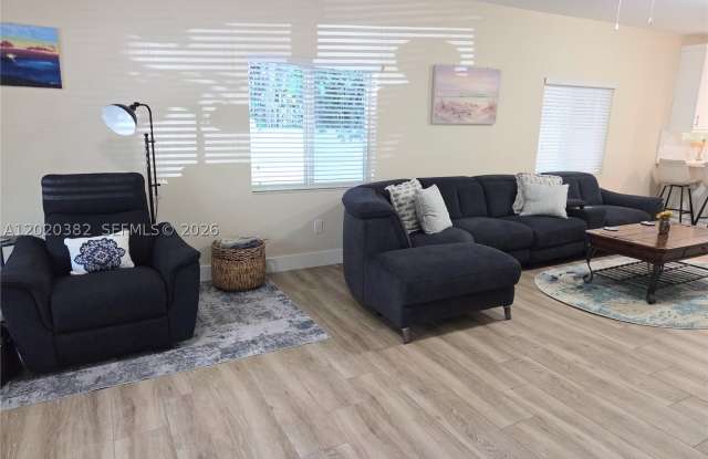 11 Pompano Ave Gallery 3