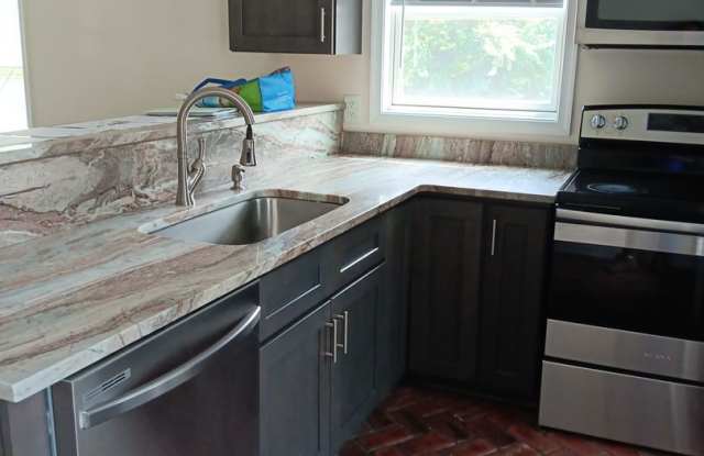 2027-2028 Leasing Year Heart of 14th ST / 3 bedroom 2 Bath 515 14th St NW Apt B Gallery 4